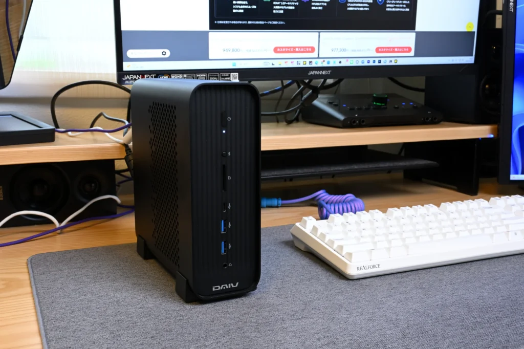 モニターの脇に縦置きした DAIV CX-A9A60