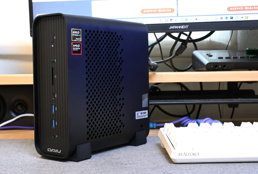 机に置いた DAIV CX-A9A60 の右側面