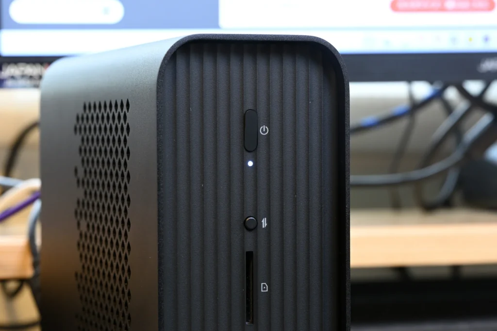 前面上部の電源ボタン(指紋認証センサー)、動作ランプ、動作モード切替スイッチ、SD スロット