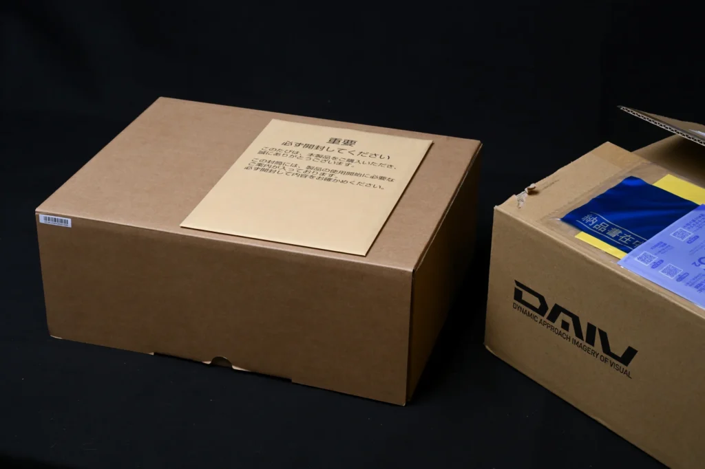 DAIV のロゴが入った外箱と内箱