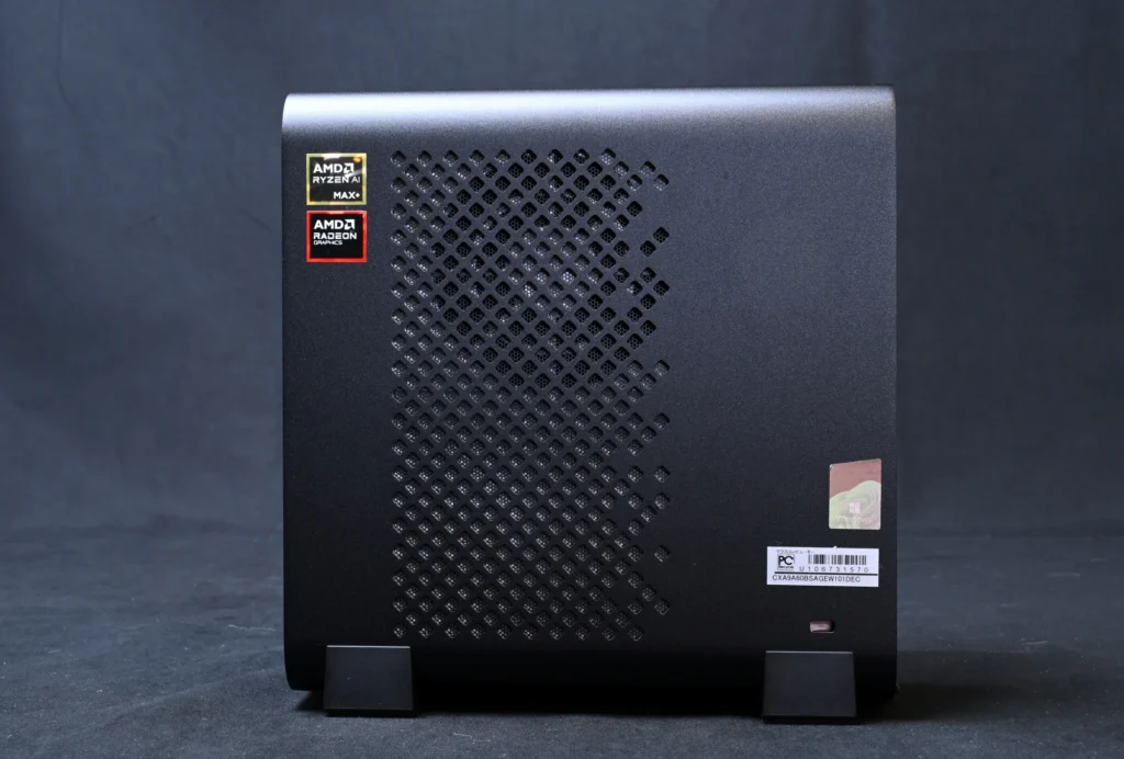 右側面の AMD ステッカー、メッシュの通気口、セキュリティスロット