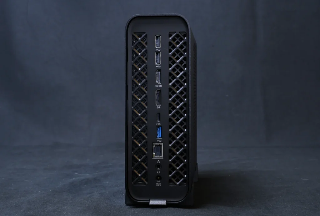 背面の端子(USB 2.0×2、HDMI、DisplayPort、USB4、USB 3.2 Gen2、有線LAN、ヘッドセット端子、DC IN)