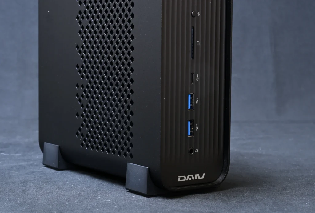 前面の SD スロット、USB4(Type-C)、USB 3.2 Gen2(Type-A)×2、ヘッドセット端子