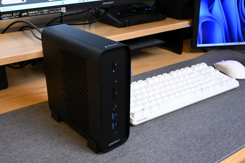 キーボードの横に置いた DAIV CX-A9A60